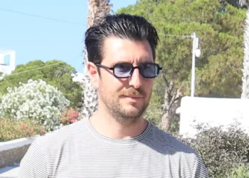 Γιώργος Γεροντιδάκης: Οι βουτιές του ηθοποιού σε θάλασσα της Πάρου μπροστά στην Ντορέττα Παπαδημήτριου