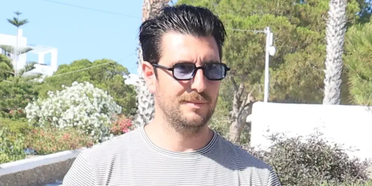 Γιώργος Γεροντιδάκης: Οι βουτιές του ηθοποιού σε θάλασσα της Πάρου μπροστά στην Ντορέττα Παπαδημήτριου