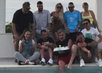 Ο Γιώργος Μαυρίδης γιόρτασε τα 48α γενέθλιά του με τους φίλους του – Τα αναμνηστικά βίντεο και ο «τουρτοπόλεμος»