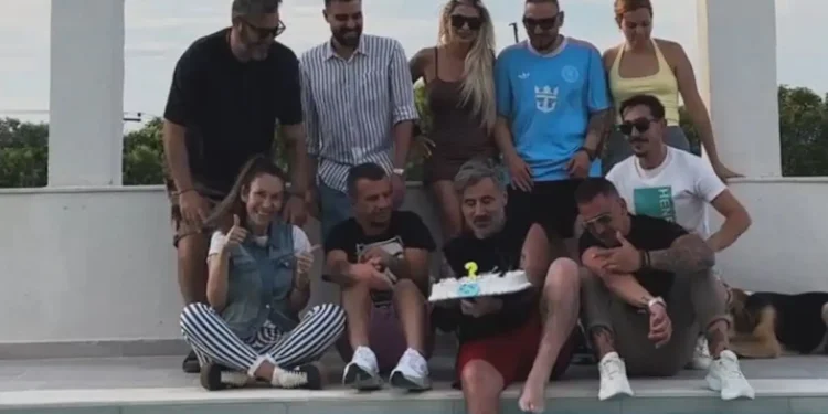 Ο Γιώργος Μαυρίδης γιόρτασε τα 48α γενέθλιά του με τους φίλους του – Τα αναμνηστικά βίντεο και ο «τουρτοπόλεμος»