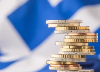 ΟΟΣΑ: Βλέπει ανάπτυξη 1,9% στην Ελλάδα το 2026 και 2% το 2027 – Τα 2 σενάρια για την παγκόσμια οικονομία