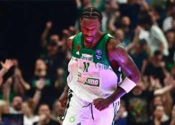 Παναθηναϊκός – Ολυμπιακός 68-58: Έκρηξη Χέιζ-Ντέιβις και στο 1-1 η σειρά των τελικών της GBL