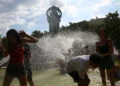 Η Ευρώπη «φλέγεται» από πρωτοφανές κύμα καύσωνα: Σε «κόκκινο» συναγερμό πολλές χώρες, δεκάδες οι θάνατοι
