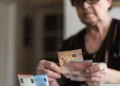 Προσωπική διαφορά: Επέκταση με πλαφόν 300 ευρώ σε 17 υπηρεσίες – Οι ωφελούμενοι και οι αντιδράσεις