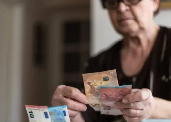 Προσωπική διαφορά: Επέκταση με πλαφόν 300 ευρώ σε 17 υπηρεσίες – Οι ωφελούμενοι και οι αντιδράσεις