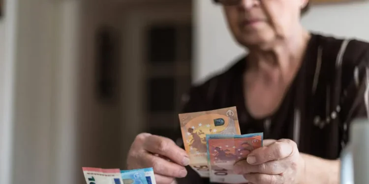 Προσωπική διαφορά: Επέκταση με πλαφόν 300 ευρώ σε 17 υπηρεσίες – Οι ωφελούμενοι και οι αντιδράσεις