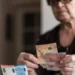 Προσωπική διαφορά: Επέκταση με πλαφόν 300 ευρώ σε 17 υπηρεσίες – Οι ωφελούμενοι και οι αντιδράσεις