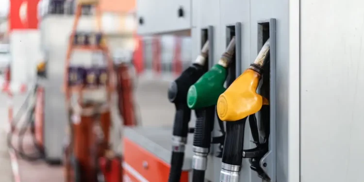 Η βενζίνη συνεχίζει το πτωτικό σερί αλλά υπάρχει «χάσμα» 20 λεπτών με τα προπολεμικά επίπεδα – Καλύτερη η εικόνα στο diesel