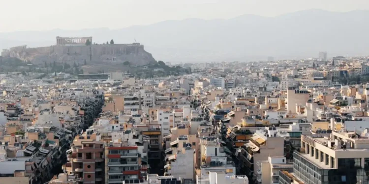 Οι κλειστές κατοικίες ανεβάζουν τις τιμές έως 19% – Τι δείχνει μελέτη του Γραφείου Προϋπολογισμού
