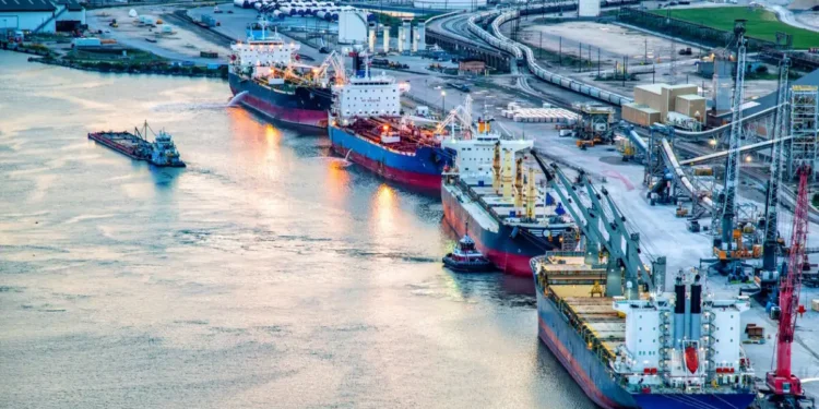 «Ουρά» τα άδεια δεξαμενόπλοια LNG στο Κατάρ, έτοιμα να φορτώσουν ενόψει αύξησης της παραγωγής