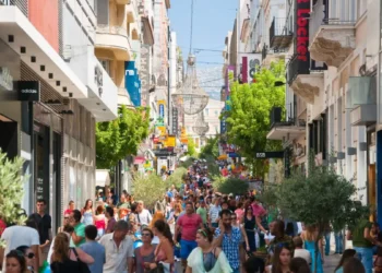 Γιατί οι Έλληνες δεν αισθάνονται την οικονομική ανάκαμψη: Η πίεση στο πορτοφόλι των νοικοκυριών που συνεχίζει παρά την ανάπτυξη