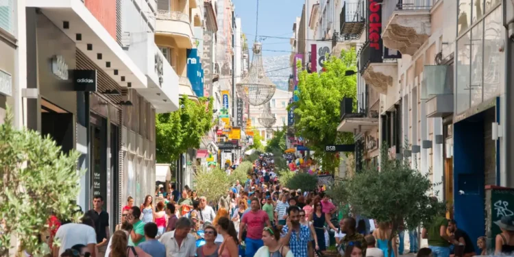 Γιατί οι Έλληνες δεν αισθάνονται την οικονομική ανάκαμψη: Η πίεση στο πορτοφόλι των νοικοκυριών που συνεχίζει παρά την ανάπτυξη