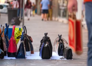Κατάσχεση 20.035 προϊόντων «μαϊμού» σε Θεσσαλονίκη και Ρόδο – Πρόστιμα 173.500 ευρώ από την Αρχή Ελέγχου της Αγοράς