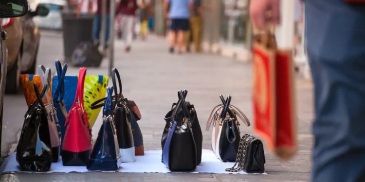 Κατάσχεση 20.035 προϊόντων «μαϊμού» σε Θεσσαλονίκη και Ρόδο – Πρόστιμα 173.500 ευρώ από την Αρχή Ελέγχου της Αγοράς