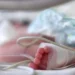 Πάτρα: Συνελήφθη η μητέρα του 7 μηνών βρέφους που νοσηλεύεται με κατάγματα – «Έπεσε από το κρεβάτι», υποστηρίζει