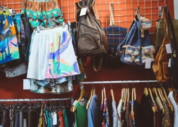 ΕΣΑ: Στο στόχαστρο τα καταστήματα second hand – Καταγγελίες για αθέμιτο ανταγωνισμό στο λιανεμπόριο ένδυσης και υπόδησης