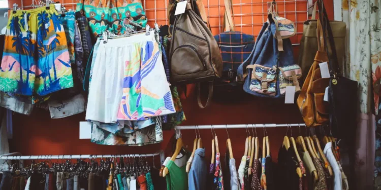 ΕΣΑ: Στο στόχαστρο τα καταστήματα second hand – Καταγγελίες για αθέμιτο ανταγωνισμό στο λιανεμπόριο ένδυσης και υπόδησης