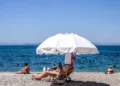 Καιρός: Άνοδος της θερμοκρασίας έως 35 βαθμούς, βοριάδες έως 7 μποφόρ και τοπικές βροχές στα ορεινά