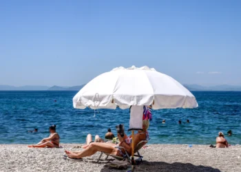 Καιρός: Άνοδος της θερμοκρασίας έως 35 βαθμούς, βοριάδες έως 7 μποφόρ και τοπικές βροχές στα ορεινά
