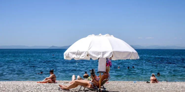 Καιρός: Άνοδος της θερμοκρασίας έως 35 βαθμούς, βοριάδες έως 7 μποφόρ και τοπικές βροχές στα ορεινά