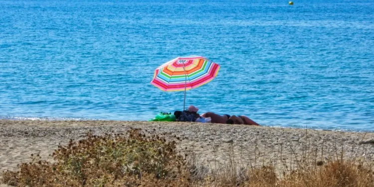 Καιρός: Υψηλές θερμοκρασίες έως 35 βαθμούς Κελσίου τις επόμενες δυο εβδομάδες – Τοπικές μπόρες τα μεσημέρια