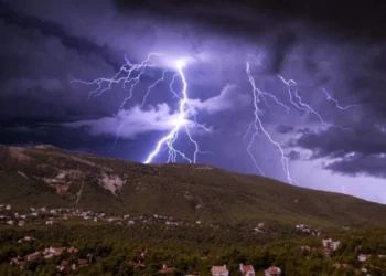 Καιρός: Βροχές και καταιγίδες σε πολλές περιοχές της χώρας – Η πρόβλεψη για τις επόμενες ημέρες