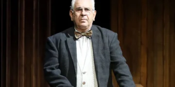 Κώστας Καζάκας: «Ήμουν 30 χρόνια στην Κύπρο, πήρα την Ελισάβετ Κωνσταντινίδου να μου βρει ρόλο και να επιστρέψω»