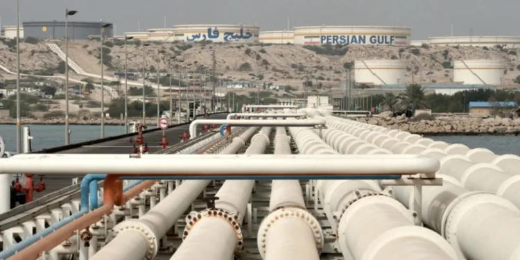 Πτώση σχεδόν 2% για Brent και WTI παρά την επίθεση κοντά στο Ορμούζ, στο επίκεντρο η προσφορά