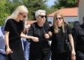 Συγκίνηση στην κηδεία του Γιώργου Σουφλιά – Στην εξόδιο ακολουθία ο Κυριάκος Μητσοτάκης
