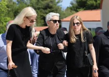 Συγκίνηση στην κηδεία του Γιώργου Σουφλιά – Στην εξόδιο ακολουθία ο Κυριάκος Μητσοτάκης