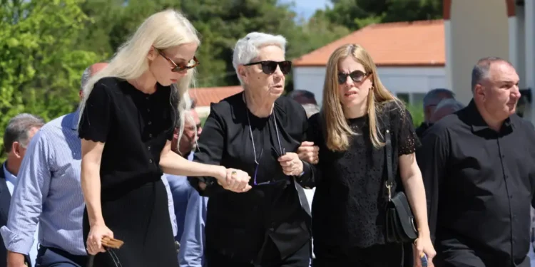 Συγκίνηση στην κηδεία του Γιώργου Σουφλιά – Στην εξόδιο ακολουθία ο Κυριάκος Μητσοτάκης