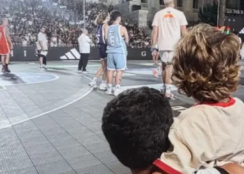 Η Τζένη Μπαλατσινού παρακολούθησε τον Βασίλη Κικίλια σε τουρνουά μπάσκετ στη Σύρο μαζί με τον 5χρονο γιο τους