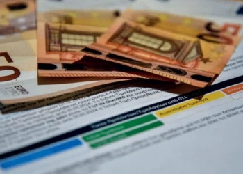 Τι θα πληρώσουν οι καταναλωτές τον Ιούνιο για ρεύμα: Οι ΑΠΕ κρατούν χαμηλά τις χρεώσεις, αλλά οι προκλήσεις παραμένουν