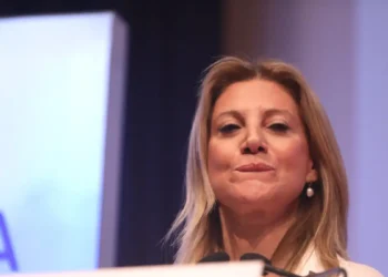 Η Καρυστιανού προκαλεί Μητσοτάκη: «Θέλω ντιμπέιτ μαζί του, έχω πολλά να ρωτήσω – Πόσα κοστίζει το Μαξίμου κάθε μήνα;»