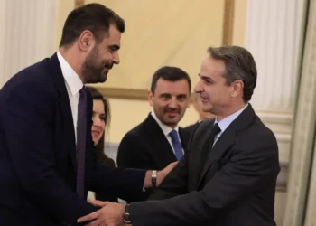 Το χρονικό του «μίνι» ανασχηματισμού, ο αμετακίνητος Μαρινάκης και το στοίχημα της νέας γενιάς στελεχών της ΝΔ