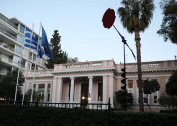 Το «οικονομικό τρίπτυχο» της κυβέρνησης για τη στήριξη των νοικοκυριών: Παρεμβάσεις για την ακρίβεια, μέτρα προστασίας οφειλετών και μειώσεις φόρων