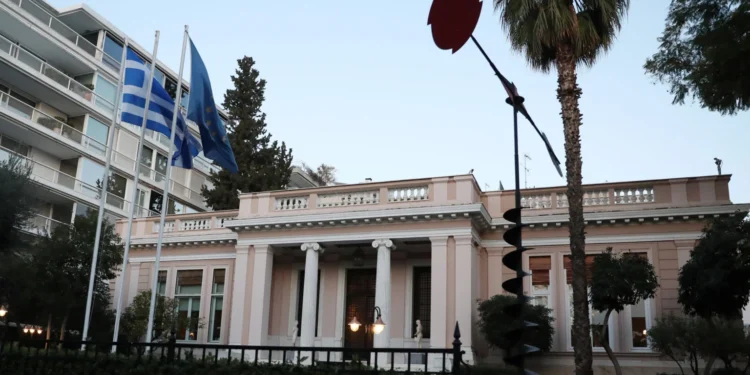 Το «οικονομικό τρίπτυχο» της κυβέρνησης για τη στήριξη των νοικοκυριών: Παρεμβάσεις για την ακρίβεια, μέτρα προστασίας οφειλετών και μειώσεις φόρων