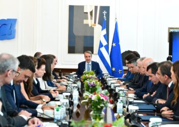 Μητσοτάκης σε Υπουργικό: Αναμένεται περαιτέρω πτώση στην τιμή της βενζίνης στην αντλία