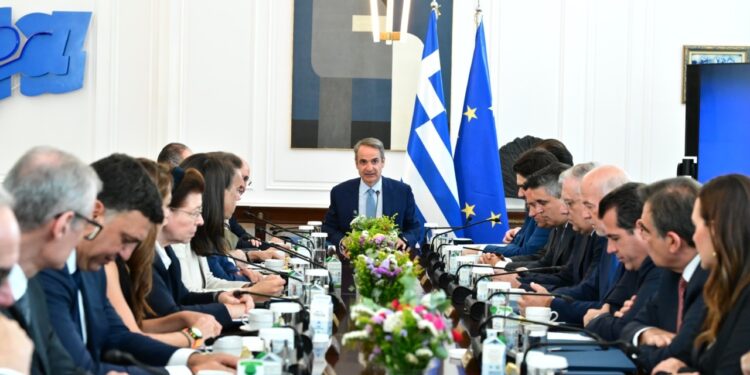 Μητσοτάκης σε Υπουργικό: Αναμένεται περαιτέρω πτώση στην τιμή της βενζίνης στην αντλία