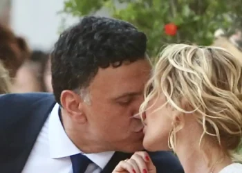 Τζένη Μπαλατσινού – Βασίλης Κικίλιας: Το φιλί τους δίπλα από τη Νατάσα Παζαΐτη σε εκδήλωση μόδας στο Βυζαντινό Μουσείο