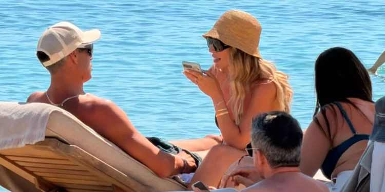Μπρούνο Τσερέλα και Αθηνά Οικονομάκου σφραγίζουν τον γάμο τους με πάρτι υπερπαραγωγή στην Πάρο, δείτε φωτογραφίες