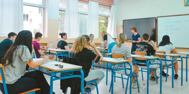 Πώς προχωρά η βαθμολόγηση των γραπτών των Πανελλαδικών, οι πρώτες επιδόσεις στη Νεοελληνική Γλώσσα – Πότε αναμένονται οι βαθμολογίες