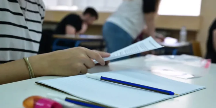 Πανελλήνιες 2026: Σήμερα το μεσημέρι η ανακοίνωση των βαθμολογίων – Αυλαία για τις εξετάσεις με Ισπανικά