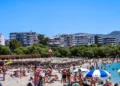 Γέμισαν οι παραλίες της Αττικής: Αθηναίοι και τουρίστες ξεχύθηκαν στις πλαζ για να αντιμετωπίσουν τα 33άρια