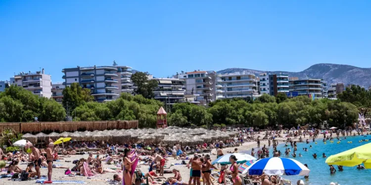 Γέμισαν οι παραλίες της Αττικής: Αθηναίοι και τουρίστες ξεχύθηκαν στις πλαζ για να αντιμετωπίσουν τα 33άρια