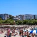 Γέμισαν οι παραλίες της Αττικής: Αθηναίοι και τουρίστες ξεχύθηκαν στις πλαζ για να αντιμετωπίσουν τα 33άρια