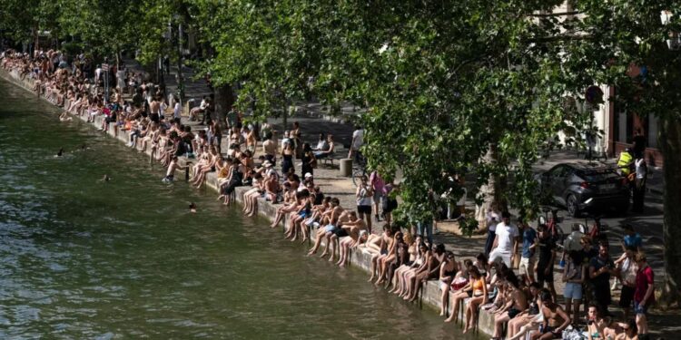 Γαλλία: 54 νομοί σε κόκκινο συναγερμό – Αποπνικτική νύχτα με ρεκόρ θερμοκρασιών