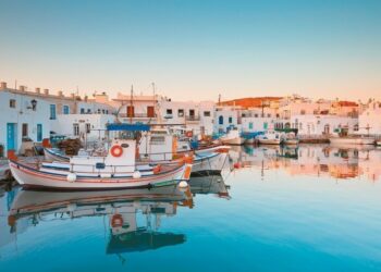 Ποιους προορισμούς προτιμούν φέτος οι τουρίστες: Πάρος και Νάξος οι μεγάλοι κερδισμένοι – Η εικόνα σε Μύκονο, Σαντορίνη και Αθήνα