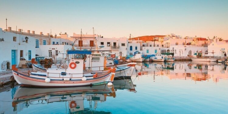 Ποιους προορισμούς προτιμούν φέτος οι τουρίστες: Πάρος και Νάξος οι μεγάλοι κερδισμένοι – Η εικόνα σε Μύκονο, Σαντορίνη και Αθήνα