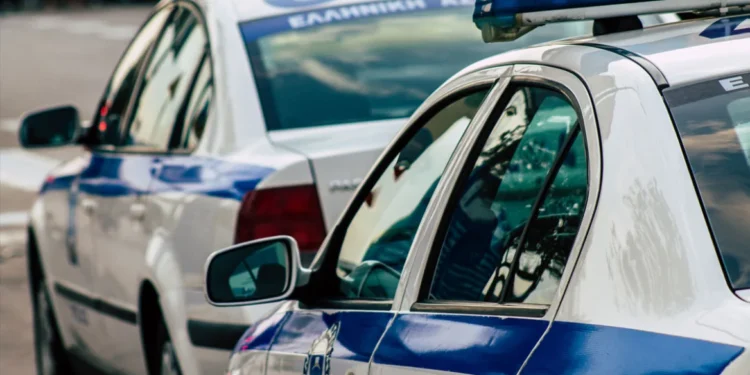 Μεγάλη αστυνομική επιχείρηση στην Αττική: Οκτώ συλλήψεις για κύκλωμα ναρκωτικών και όπλων, ανάμεσά τους και ο αρχηγός